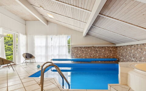 Jorinde - 1Km from the Sea: Pavimentazione, Pavimento, Interior Design, Mobilia, Soffitto, Ricorrere, Camera, Sedia, Piscina, Hotel