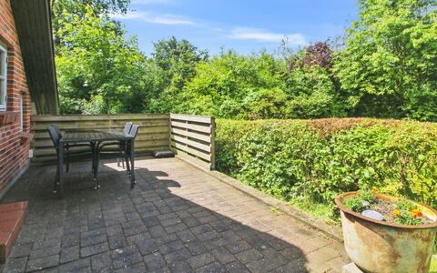 Ofrath - 30Km from the Sea: Arbusto, Giardino, Groundcover, Landscaping, Villetta, Backyard, Passerella, Cortile, Shade
