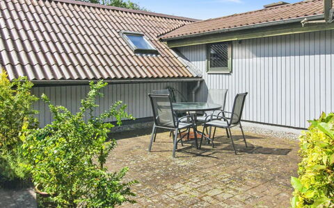 Ofrath - 30Km from the Sea: Tetto, Arbusto, Casa, Casa, Villetta, Materiale Composito, Groundcover, Giardino, Raccordo, Backyard