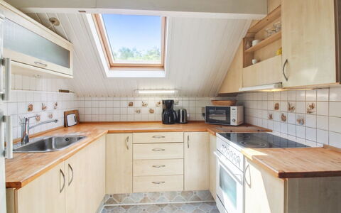 Ofrath - 30Km from the Sea: Cucina, Controsoffitto, Pavimentazione, Legna, Interior Design, Soffitto, Cabinetry, Pavimento, Elettrodomestico Da Cucina, Idraulico Fixture