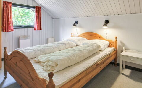 Ofrath - 30Km from the Sea: Camera Da Letto, Letto, Legna, Bedding, Lenzuolo, Telaio Del Letto, Soffitto, Camera, Biancheria, Latifoglie