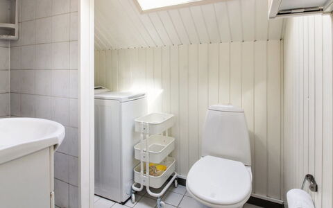 Ofrath - 30Km from the Sea: Toilet Seat, Idraulico Fixture, Gabinetto, Bagno, Pavimentazione, Pavimento, Interior Design, Lavello, Idraulico, Rubinetto