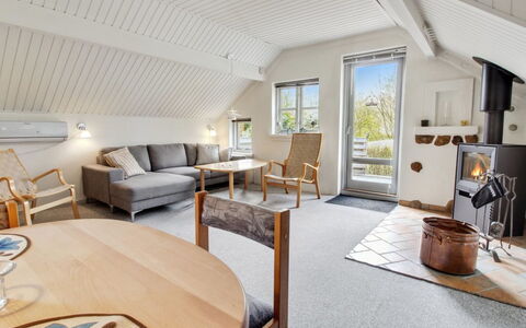Ofrath - 30Km from the Sea: Mobilia, Pavimentazione, Interior Design, Legna, Pavimento, Soffitto, Casa, Sedia, Camera, Soggiorno