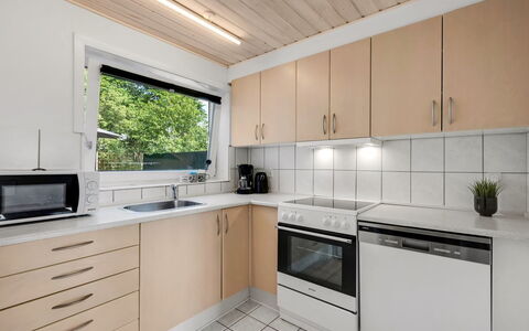 Eino - 150M from the Sea: Cucina, Elettrodomestico Da Cucina, Controsoffitto, Apparecchio Major, Legna, Cabinetry, Pavimentazione, Interior Design, Cucina Stufa, Elettrodomestico