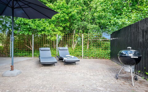 Eino - 150M from the Sea: Mobili Da Esterno, Mobilia, Giardino, Sedia, Shade, Tavolo Esterno, Backyard, Landscaping, Prato
