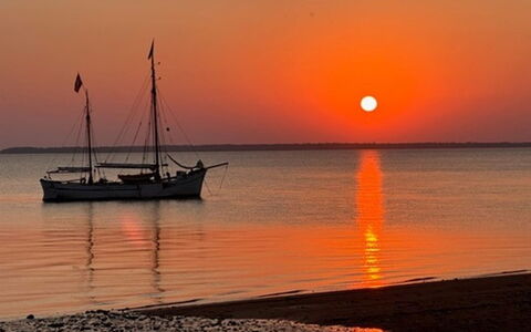 Eino - 150M from the Sea: Cielo, Barca, Orizzonte, Afterglow, Moto D'Acqua, Tramonto, Crepuscolo, Sole, Arancia