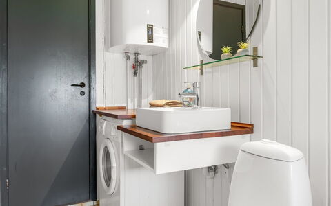 Gyrial - 2Km from the Sea: Idraulico Fixture, Interior Design, Bagno, Pavimentazione, Lavello, Pavimento, Rubinetto, Gabinetto, Idraulico, Lavandino Del Bagno
