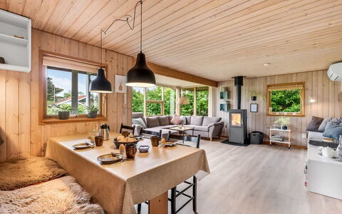 Tian - 400M to the Fjord: Mobilia, Interior Design, Pavimentazione, Pavimento, Soffitto, Camera, Sedia, Tavolo, Appartamento, Cucina & Sala Da Pranzo Tavolo