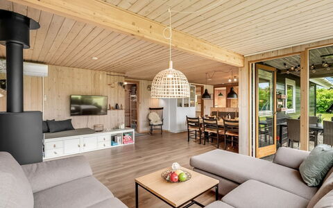 Tian - 400M to the Fjord: Mobilia, Interior Design, Pavimentazione, Pavimento, Soffitto, Camera, Sedia, Tavolo, Appartamento, Cucina & Sala Da Pranzo Tavolo