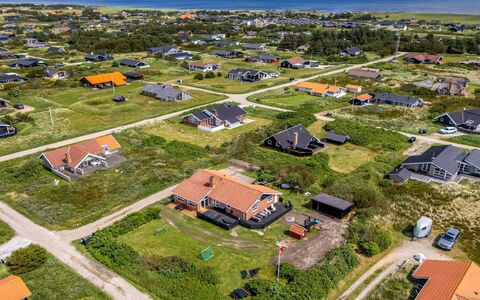 Elviira - 600M from the Sea: Erba, Pascolo, Paesaggio, Ecoregione, Plain, Comunita 'Impianto, Lotto, Mobili Da Esterno, Prateria, Shrubland