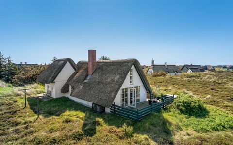 Arlina - 600M from the Sea: Mobilia, Interior Design, Pavimentazione, Pavimento, Soffitto, Camera, Sedia, Tavolo, Appartamento, Cucina & Sala Da Pranzo Tavolo