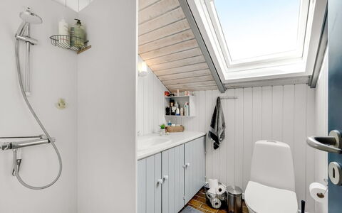 Angelie - 400M from the Sea: Idraulico Fixture, Lavello, Interior Design, Bagno, Pavimentazione, Soffitto, Rubinetto, Mobiletto Del Bagno, Pavimento, Idraulico