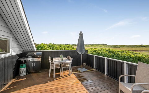 Angelie - 400M from the Sea: Legna, Pavimento In Legno, Latifoglie, Casa, Deck, Color Legno, Plank, Shade, Sedia, Balcone