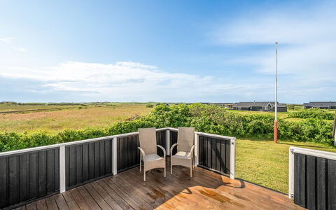 Angelie - 400M from the Sea: Lotto, Pavimento In Legno, Latifoglie, Deck, Plank, Recinzione, Color Legno, Shade, Boardwalk, Portico