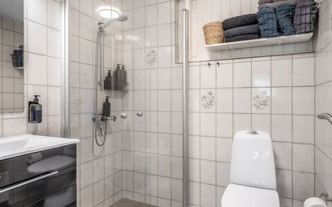 Karmen - 250M to the Fjord: Pavimentazione, Idraulico Fixture, Bagno, Interior Design, Pavimento, Gabinetto, Toilet Seat, Lavello, Idraulico, Camera