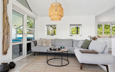 Hermund - 100M from the Sea: Mobilia, Interior Design, Legna, Divano, Pavimentazione, Soggiorno, Pavimento, Lancia Cuscino, Casa