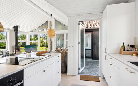Hermund - 100M from the Sea: Legna, Interior Design, Controsoffitto, Cucina, Pavimentazione, Soffitto, Casa, Cabinetry, Elettrodomestico Da Cucina, Apparecchio Major