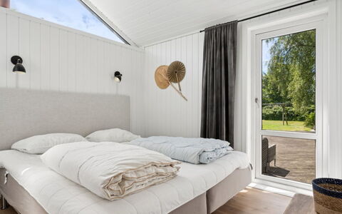 Hermund - 100M from the Sea: Legna, Camera Da Letto, Letto, Mobilia, Soffitto, Interior Design, Casa, Pavimento, Pavimentazione, Bedding