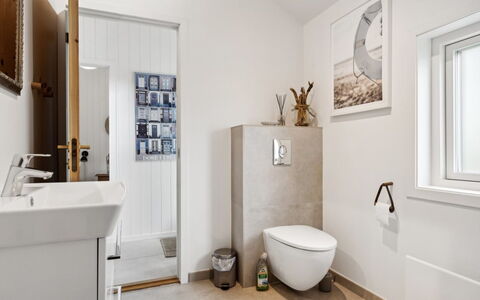 Hermund - 100M from the Sea: Pavimentazione, Interior Design, Pavimento, Idraulico Fixture, Bagno, Gabinetto, Toilet Seat, Idraulico, Camera, Soffitto