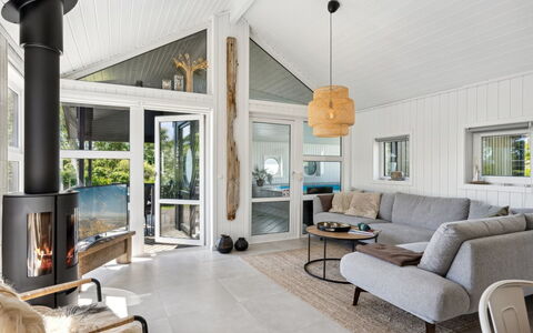 Hermund - 100M from the Sea: Legna, Interior Design, Soggiorno, Divano, Casa, Soffitto, Pavimentazione, Mobilia, Pavimento