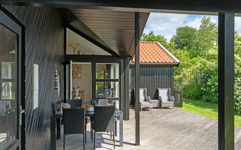 Hermund - 100M from the Sea: Legna, Portico, Porta, Casa, Tetto, Villetta, Deck, Shade, Sedia, Latifoglie