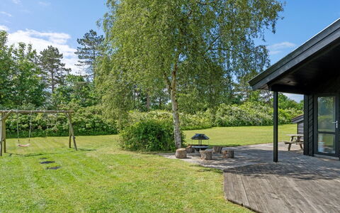 Hermund - 100M from the Sea: Arbusto, Giardino, Lotto, Groundcover, Prato, Shade, Landscaping, Prato, Cortile, Backyard