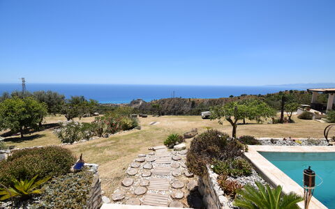 Villa Roccella Ionica, Sea View, a c: Cielo, Pianta, Acqua, Albero, Piscina, Paesaggio, Nube, Costruzione, Orizzonte, Arecales