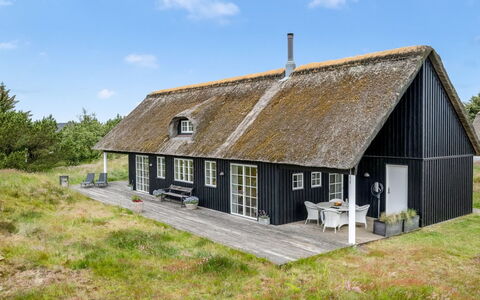 Helmi - 1.5Km from the Sea: Tetto, Casa, Casa, Villetta, Porta, Raccordo, Deck, Portico, Plank, Latifoglie
