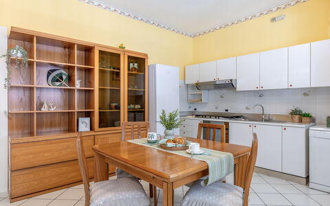 Suite Oltremare: Cabinetry, Mobilia, Tavolo, Pianta Della Casa, Pianta, Controsoffitto, Legna, Divano, Costruzione, Interior Design
