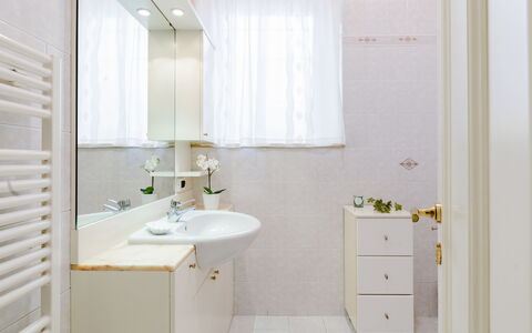 Suite Oltremare: Rubinetto, Specchio, Idraulico Fixture, Lavandino Del Bagno, Lavello, Mobiletto Del Bagno, Mobilia, Cabinetry, Viola, Bagno