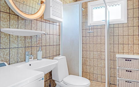 Fiallar - 3.2Km from the Sea: Toilet Seat, Idraulico Fixture, Bagno, Pavimentazione, Gabinetto, Pavimento, Interior Design, Lavello, Lavandino Del Bagno, Idraulico