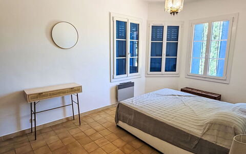 Villa G: Pavimento, Pavimentazione, Interior Design, Legna, Soffitto, Mobilia, Camera Da Letto, Letto, Illuminazione, Camera