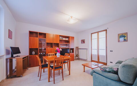 Villa Giuliana: Tavolo, Mobilia, Cornice, Libreria, Scaffalature, Legna, Arancia, Divano, Interior Design, Soggiorno