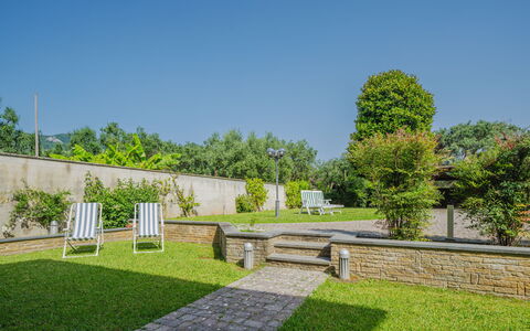 Villa Giuliana: Cielo, Pianta, Albero, Lotto, Vegetazione, Erba, Manto Stradale, Urban Design, Arbusto, Paesaggio