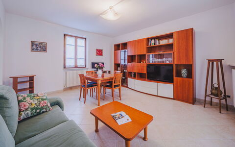 Villa Giuliana: Tavolo, Mobilia, Proprietà, Costruzione, Legna, Arancia, Libreria, Interior Design, Pavimento, Pavimentazione