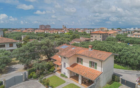 Villa Giuliana: Nube, Cielo, Pianta, Costruzione, Proprietà, Finestra, Albero, Casa, Lotto, Urban Design