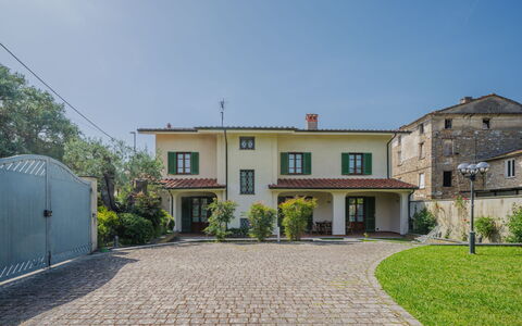 Villa Giuliana: Cielo, Pianta, Proprietà, Finestra, Costruzione, Lotto, Porta, Manto Stradale, Zona Residenziale, Albero