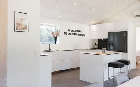Nico - 600M from the Sea: Pavimentazione, Interior Design, Cucina, Pavimento, Mobilia, Legna, Controsoffitto, Soffitto, Cabinetry, Lampada