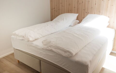 Nico - 600M from the Sea: Camera Da Letto, Legna, Letto, Lenzuolo, Pavimentazione, Bedding, Mobilia, Pavimento, Tessile, Biancheria