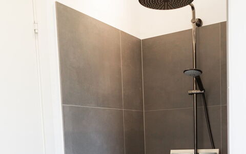 Nico - 600M from the Sea: Soffione Doccia, Pavimentazione, Idraulico Fixture, Doccia, Interior Design, Pavimento, Soffitto, Lampada, Bagno, Doccia Bar
