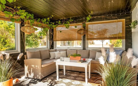 Cillvur - 8Km from the Sea: Mobilia, Interior Design, Pavimentazione, Pavimento, Soffitto, Camera, Sedia, Tavolo, Appartamento, Cucina & Sala Da Pranzo Tavolo