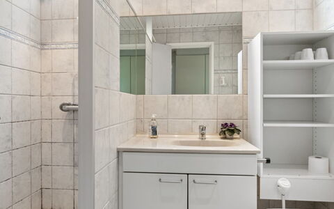 Gail - 200M from the Sea: Bagno, Idraulico Fixture, Lavandino Del Bagno, Lavello, Interior Design, Pavimentazione, Mobiletto Del Bagno, Pavimento, Rubinetto, Idraulico