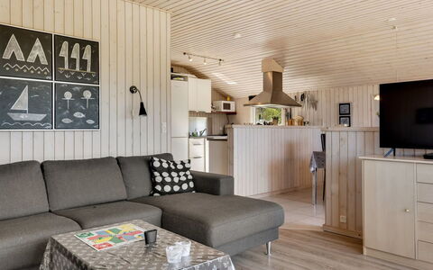 Telli - 350M from the Sea: Legna, Mobilia, Pavimentazione, Pavimento, Interior Design, Soggiorno, Pavimento In Legno, Latifoglie, Soffitto, Camera