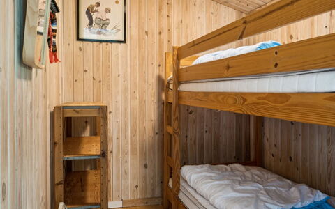 Lovisa - 7Km from the Sea: Letto A Castello, Legna, Pavimentazione, Pavimento, Camera Da Letto, Letto, Interior Design, Soffitto, Camera, Mobilia