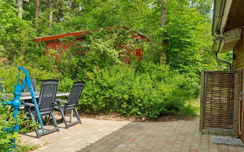 Lovisa - 7Km from the Sea: Arbusto, Giardino, Villetta, Groundcover, Shade, Backyard, Edifici Giardino, Cortile, Landscaping, Passerella