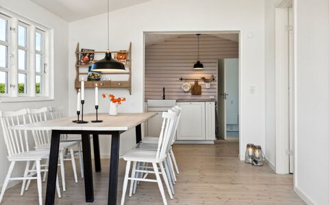 Kim - 250M from the Sea: Mobilia, Interior Design, Pavimentazione, Pavimento, Parete, Legna, Sala Da Pranzo, Tavolo, Cucina & Sala Da Pranzo Tavolo, Soffitto