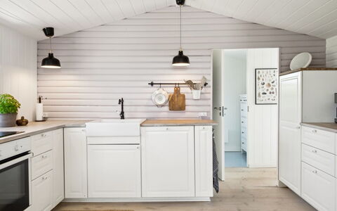 Kim - 250M from the Sea: Cucina, Pavimentazione, Controsoffitto, Interior Design, Cabinetry, Legna, Mobilia, Pavimento, Elettrodomestico Da Cucina, Soffitto