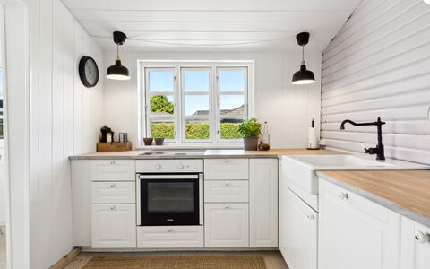 Kim - 250M from the Sea: Cucina, Pavimentazione, Legna, Cabinetry, Controsoffitto, Interior Design, Pavimento, Mobilia, Elettrodomestico Da Cucina, Rubinetto