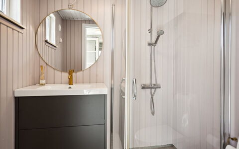 Kim - 250M from the Sea: Interior Design, Idraulico Fixture, Pavimentazione, Bagno, Pavimento, Mobiletto Del Bagno, Lavello, Lavandino Del Bagno, Specchio, Idraulico
