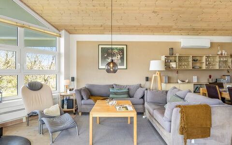 Ljuba - 1.3Km from the Sea: Mobilia, Interior Design, Divano, Pavimentazione, Pavimento, Legna, Soffitto, Soggiorno, Camera, Sedia